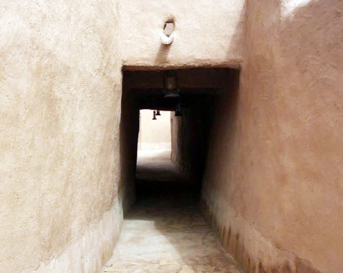 دریچهای به ازدحام کوچهی خوشبخت